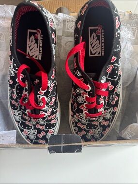 Vans Woman’s Hello Kitty Size 7 BNIB
